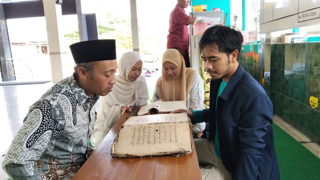 Jejak Warisan di Balik Dinding Masjid: Penemuan Naskah Kuno di Desa Gunungpring